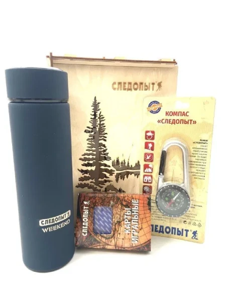 Подарочный набор "СЛЕДОПЫТ - Поход" (коробка фанерная, термос для чая, компас, игральные карты)/6/